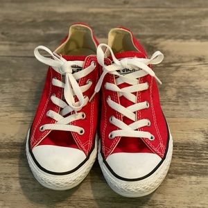 Red kids converse